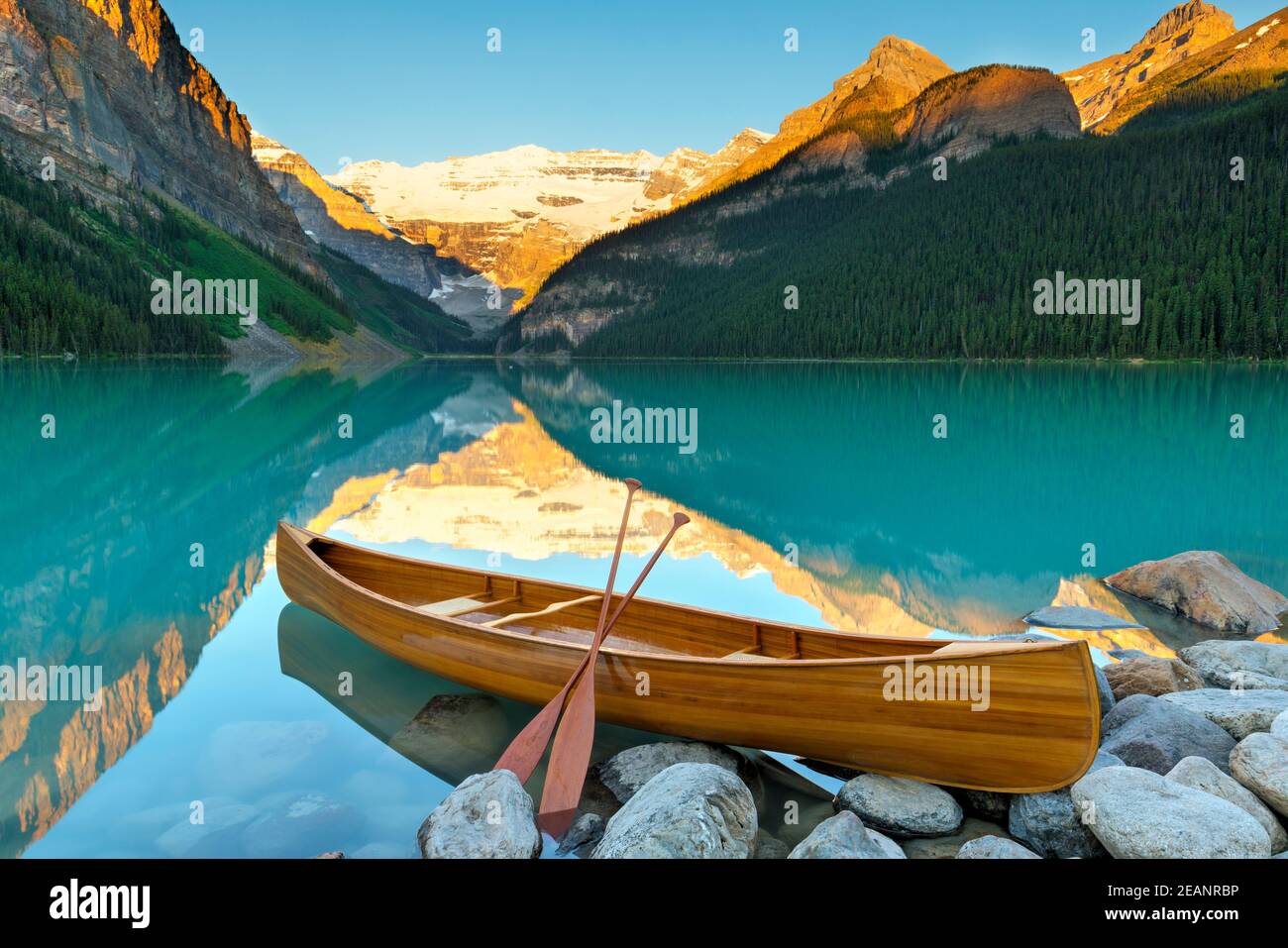 Canoe auf dem Cedar-Strip am Lake Louise, Banff National Park, UNESCO-Weltkulturerbe, Alberta, Kanadische Rockies, Kanada, Nordamerika Stockfoto
