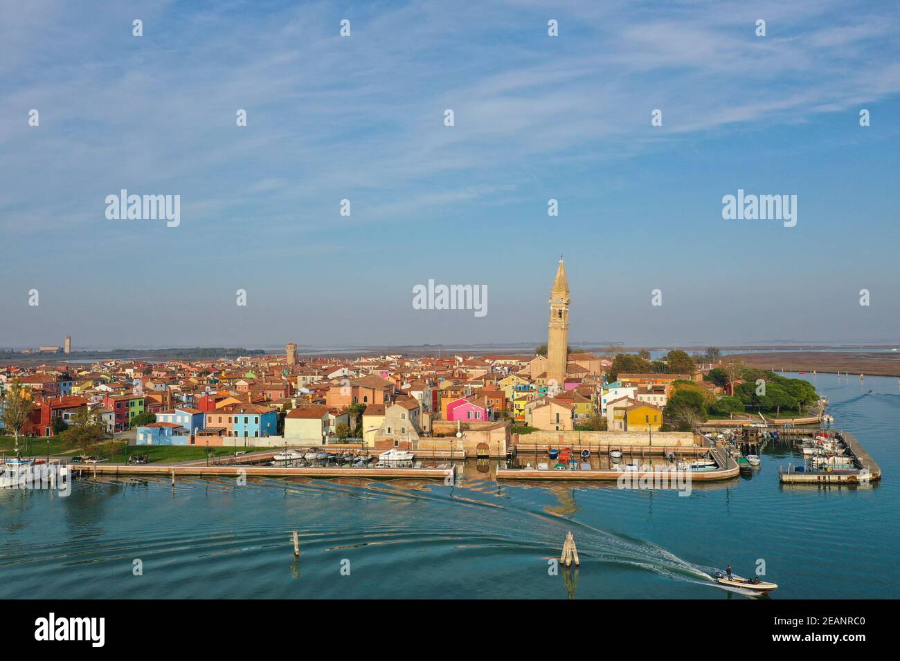 Luftaufnahme der Insel Burano, Lagune von Venedig, UNESCO-Weltkulturerbe, Venetien, Italien, Europa Stockfoto