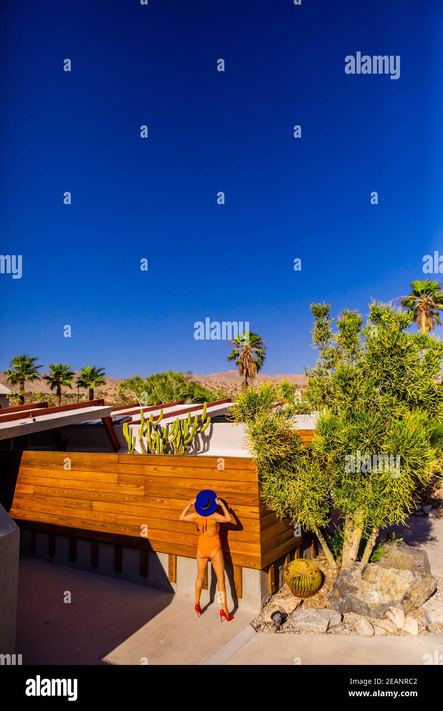 Blick auf die wunderschöne Wüste Haus und Frau bekommen eine Bräune, Palm Springs, Kalifornien, Vereinigte Staaten von Amerika, Nordamerika Stockfoto