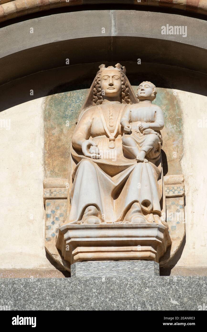 Italien, Lombardei, Crema, Detail Fassade Kathedrale, Statue der Jungfrau Maria mit dem Jesuskind, 14th Jahrhundert Stockfoto