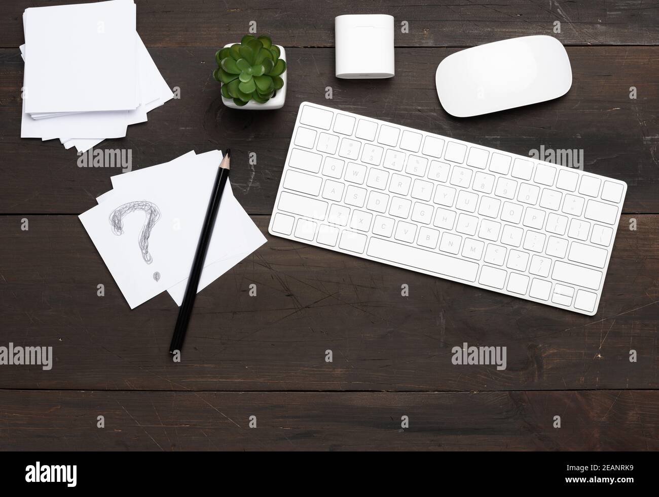 Weiße kabellose Tastatur und Maus auf einem braunen Holztisch Stockfoto