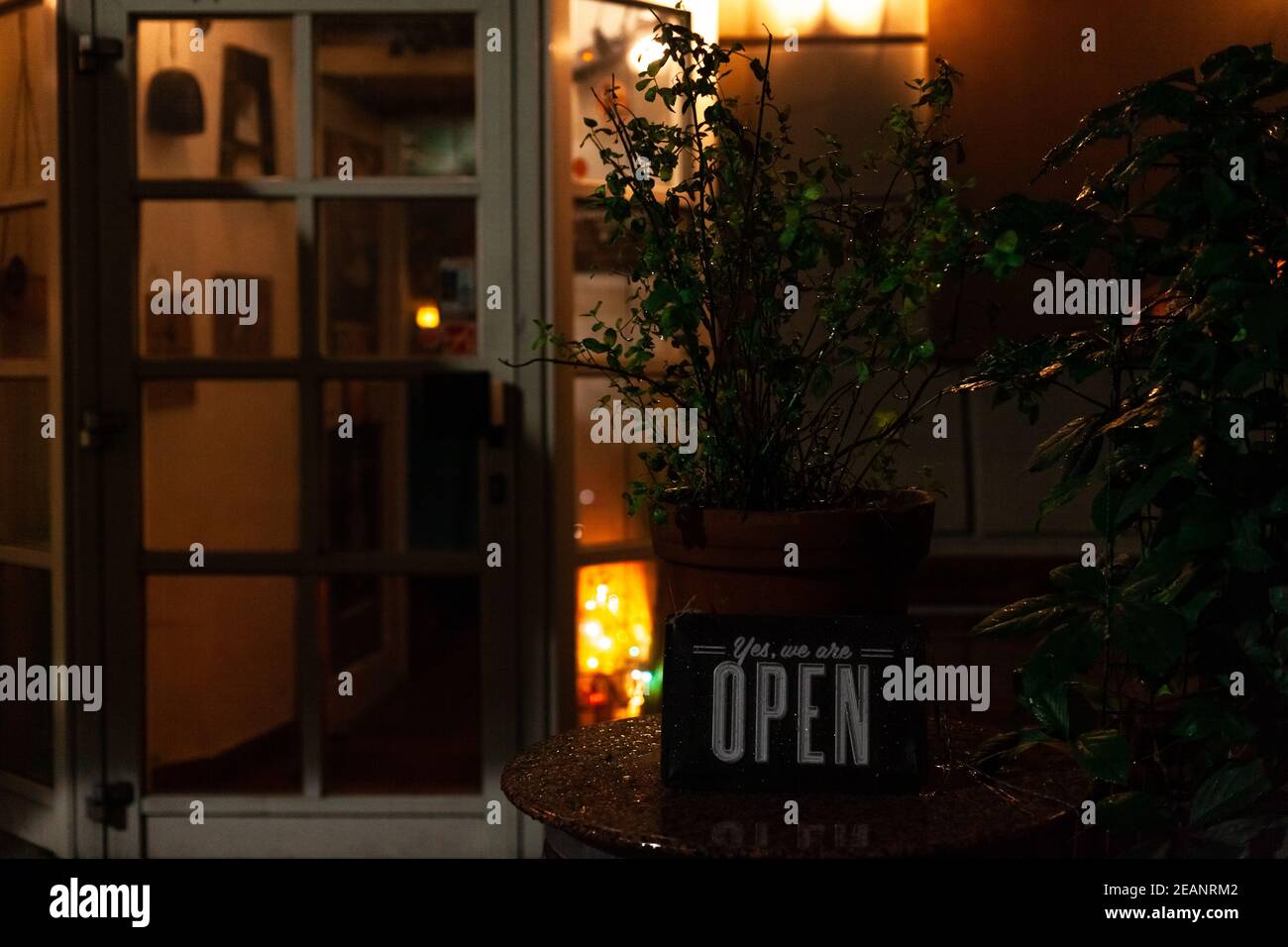 schild öffnen Sie am Eingang zum Restaurant in der Stadt bei Nacht Stockfoto