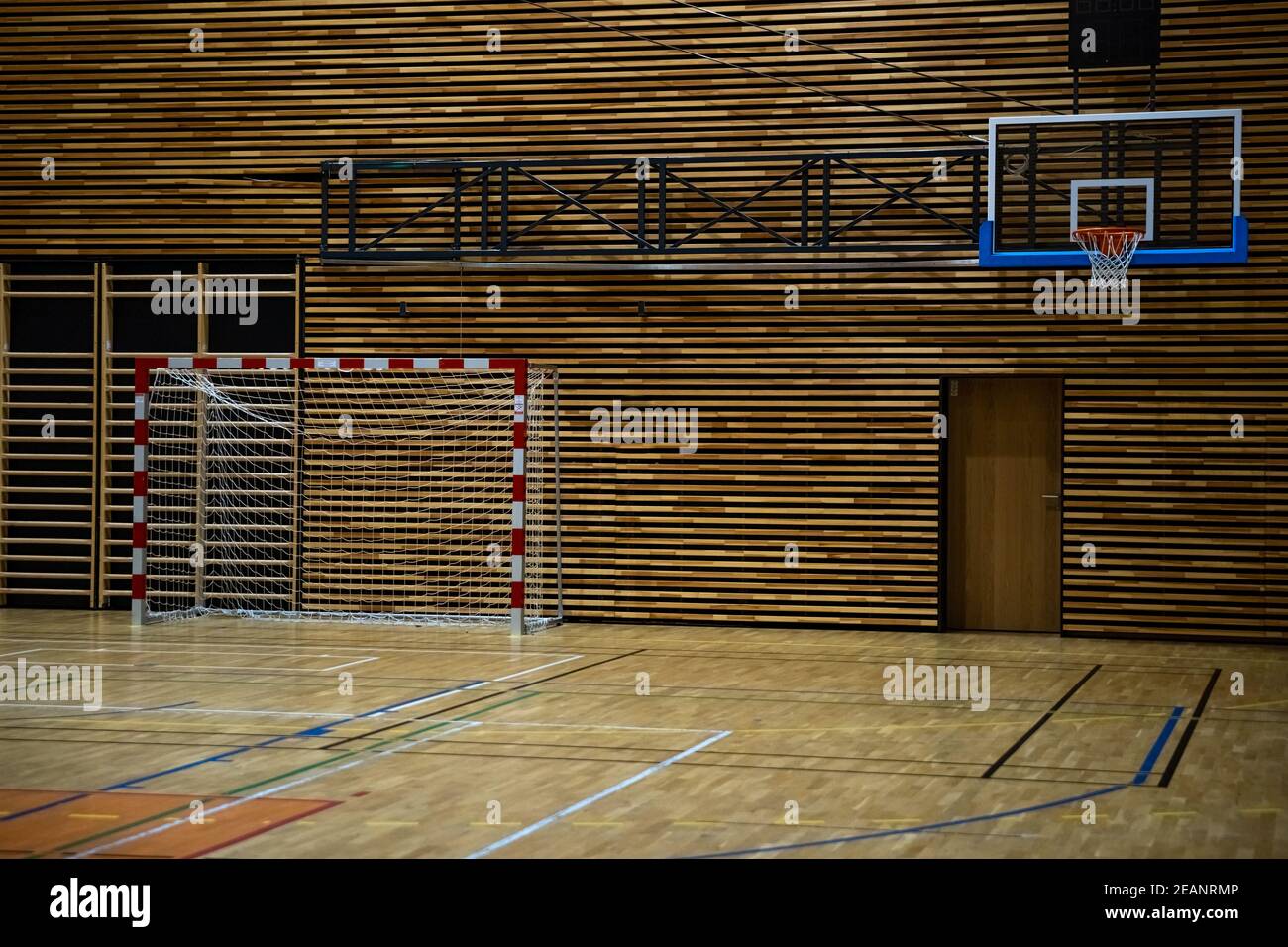 Basketballkorb und Handballtor in einer modernen Schulhalle Stockfoto