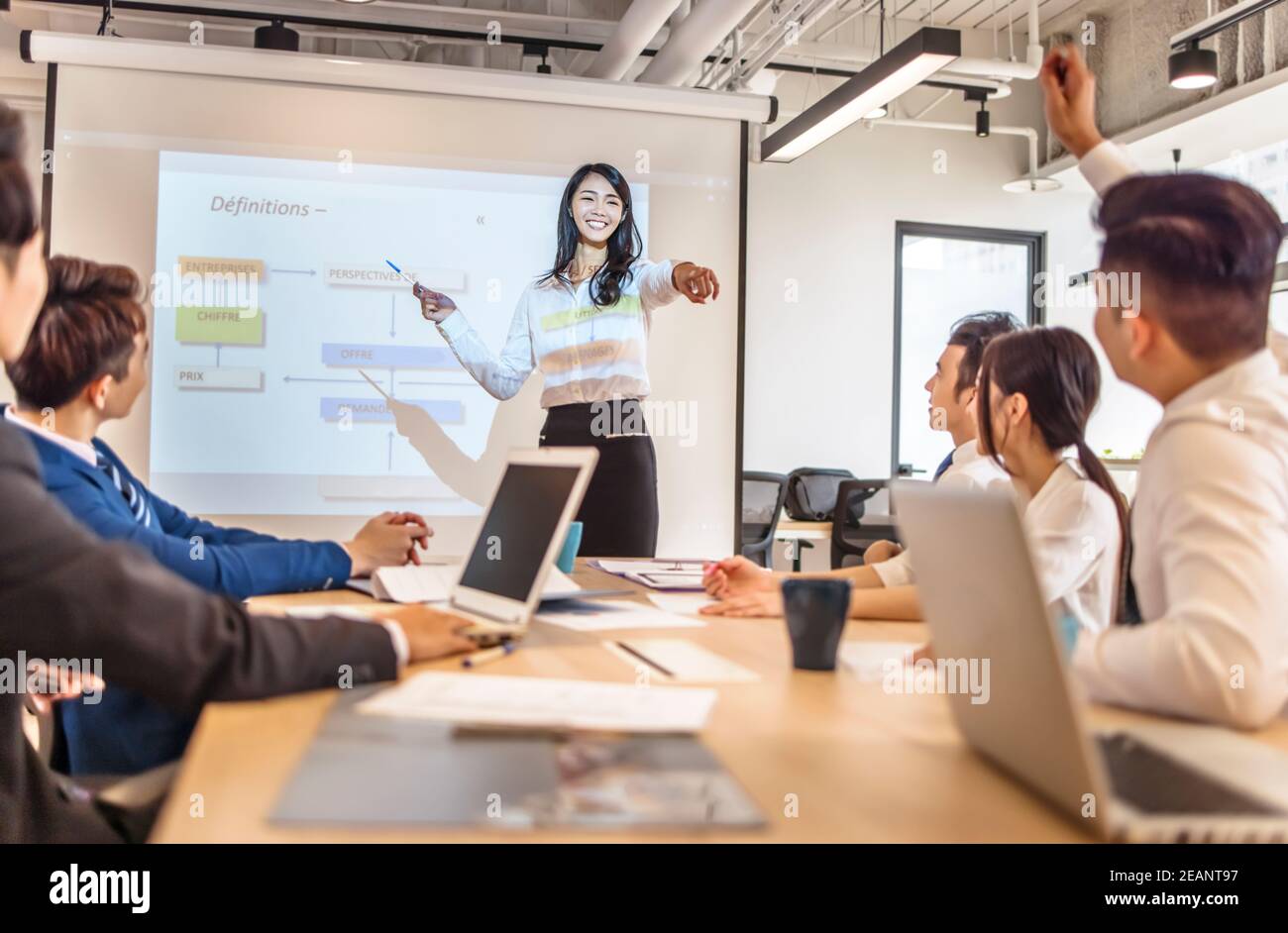 Geschäftsfrau bei der Präsentation im Konferenzraum Stockfoto