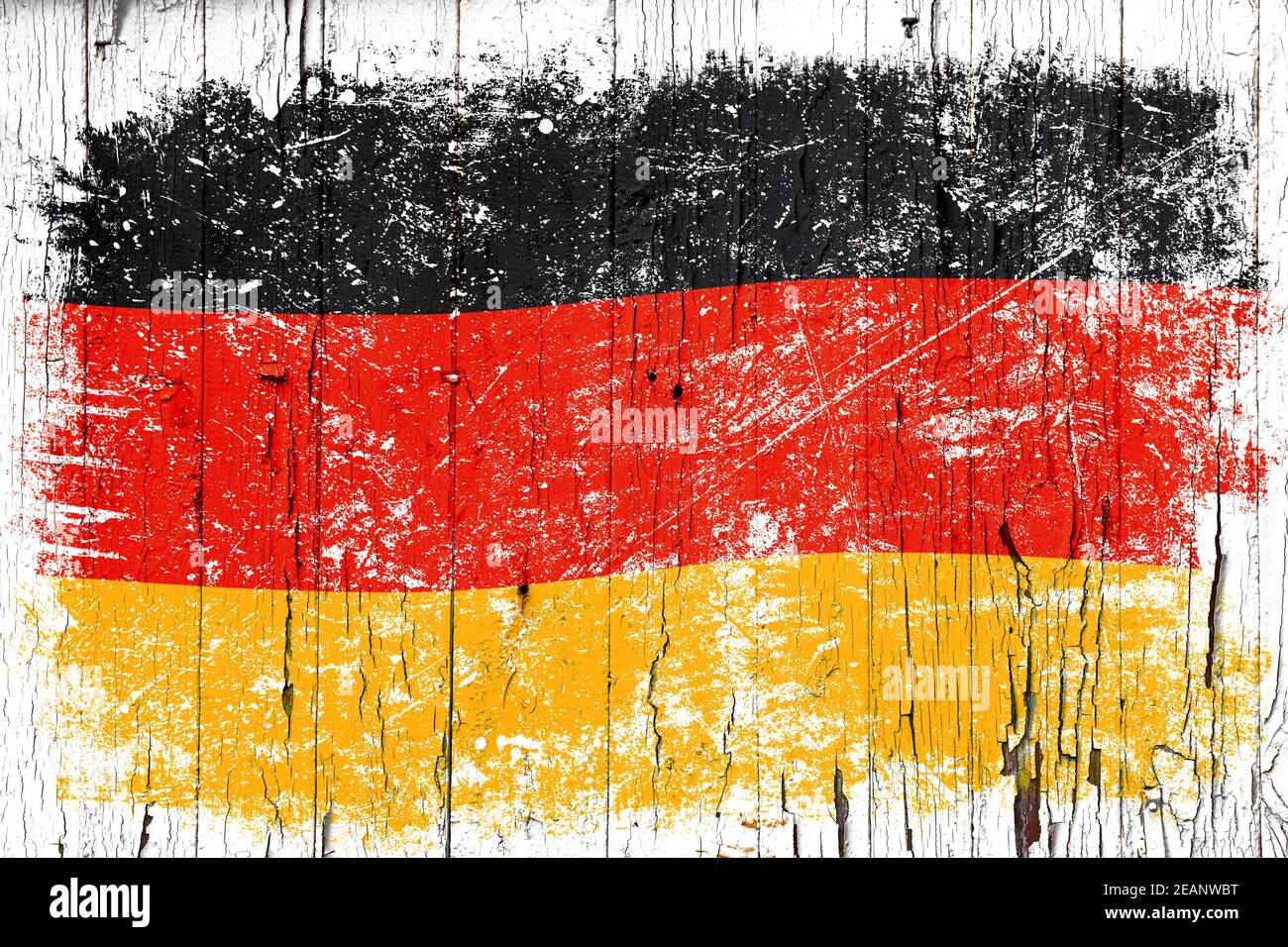 Grunge deutsche Flagge über alten weiß bemalten Holz Stockfoto