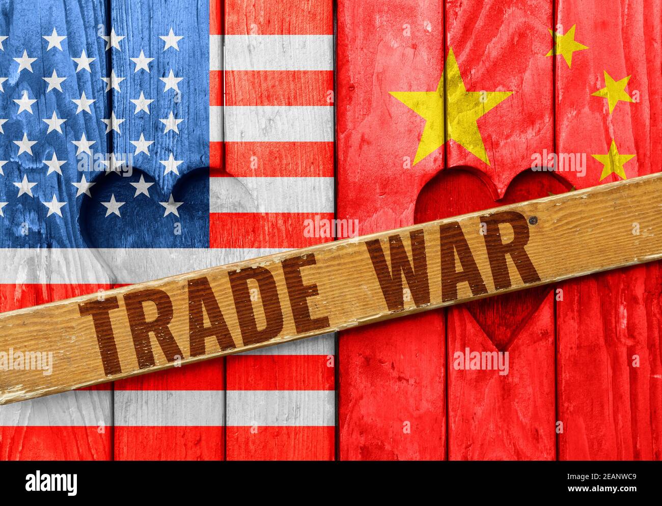 Fensterläden aus Holz mit USA- und China-Flaggen Stockfoto