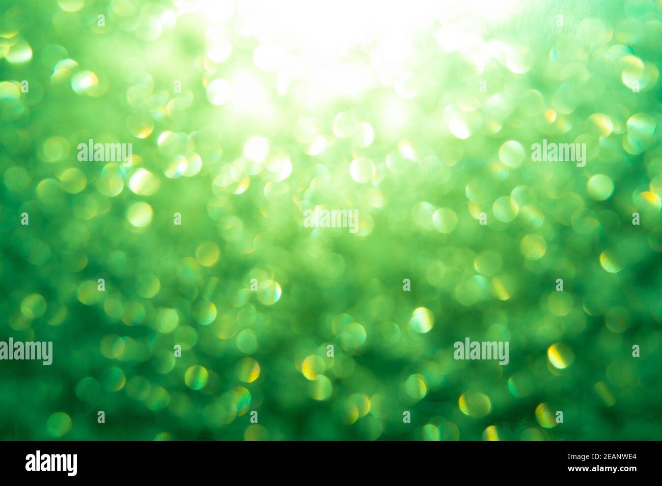 Bokeh-Effekt, die Eisstruktur auf dem Fenster hat einen grünen Farbton Stockfoto
