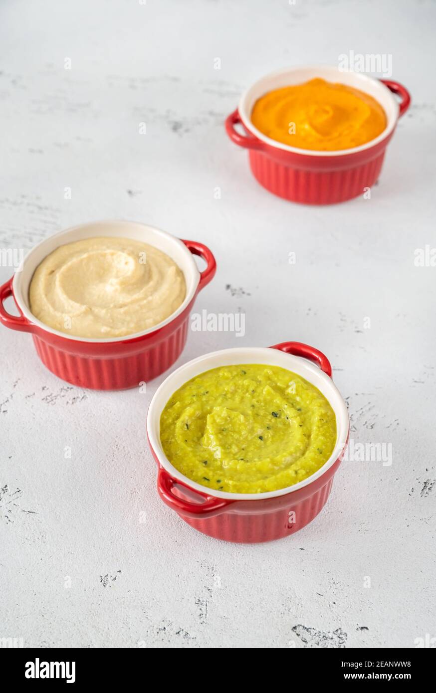 Auswahl an Hummus Stockfoto