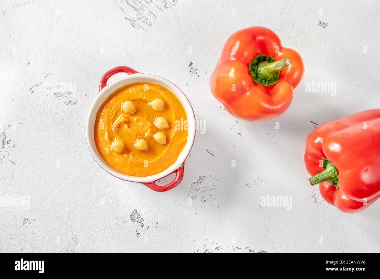 Schüssel mit Paprika Hummus Stockfoto