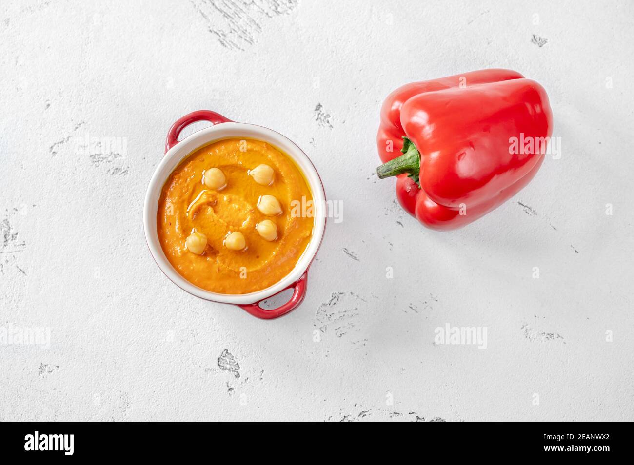Schüssel mit Paprika Hummus Stockfoto