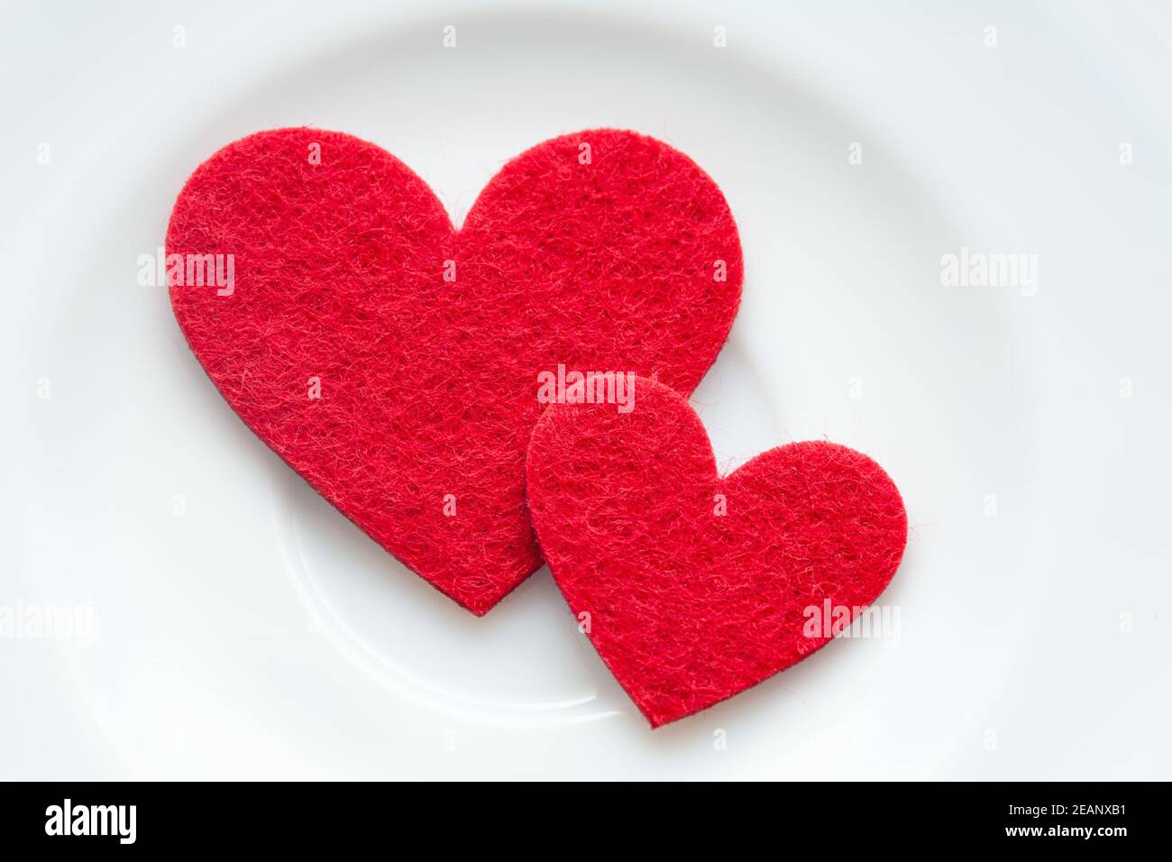 Rote Herzen auf eine Platte Nahaufnahme. Zum Valentinstag Stockfoto
