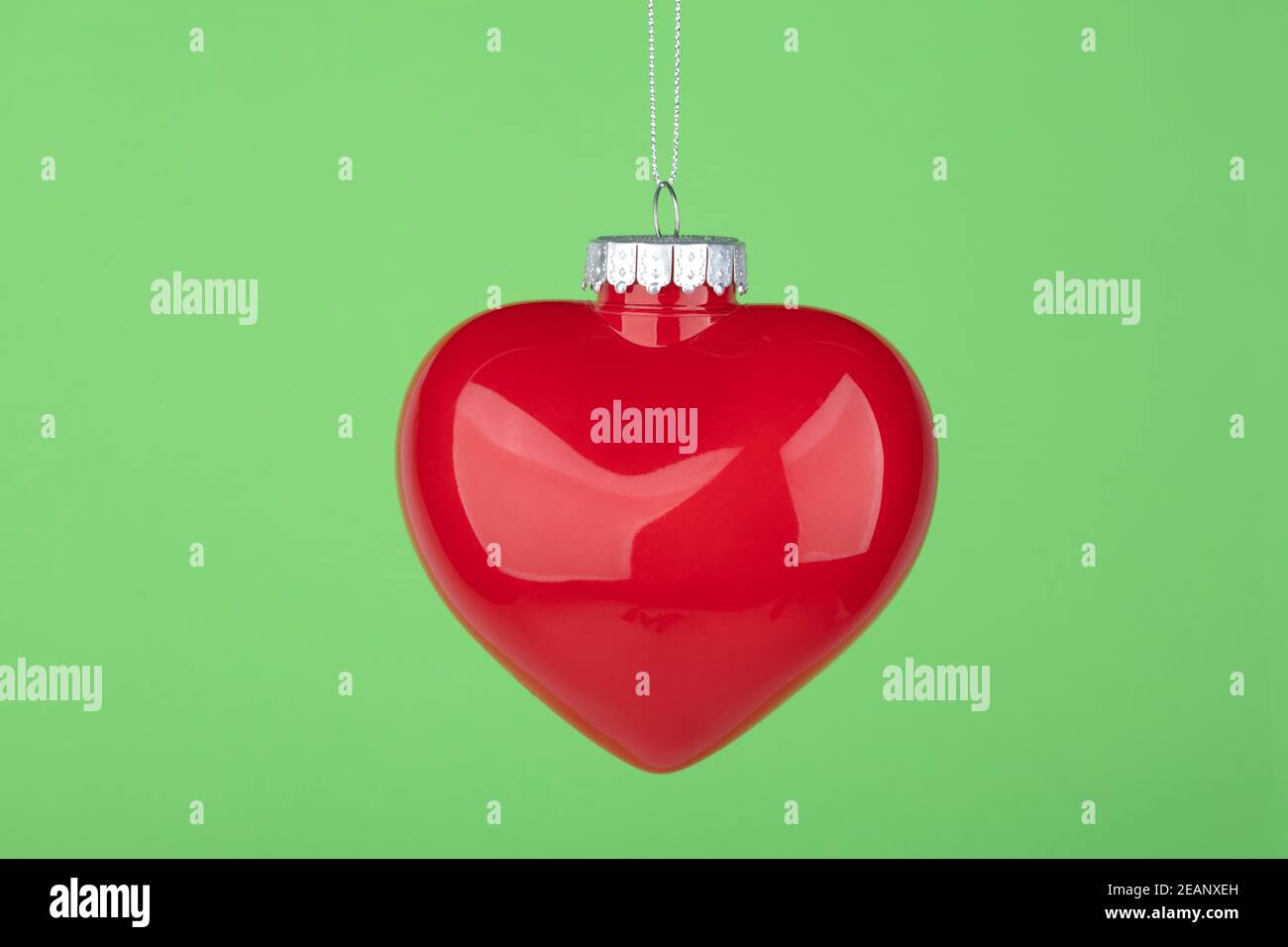 Dekoratives Herz über grün Stockfoto