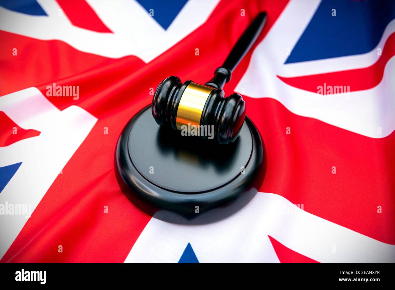 Britische Flagge und Richter Holzgavel am Gerichtsgebäude, Konzeptbild Stockfoto