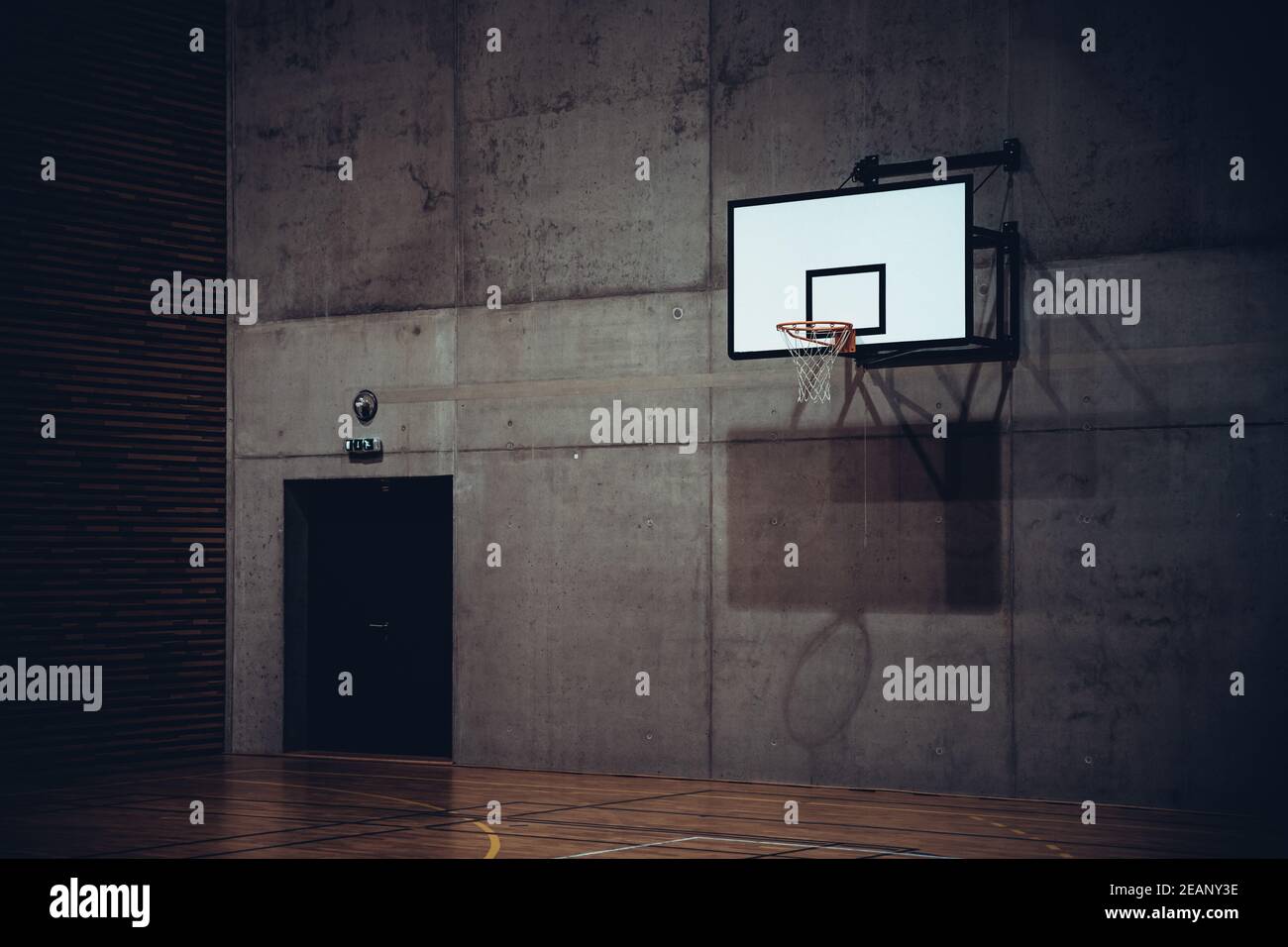 Basketballkorb in einem modernen Schulfitnessraum Stockfoto