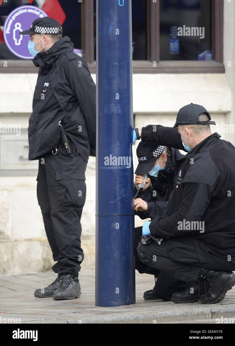 Maidstone, Kent, Großbritannien. Polizeibeamte, die nach einem Messer in der High Street eine Durchsuchung durchführten. Weibliche Beamtin mit Lichtwellenleiter Stockfoto