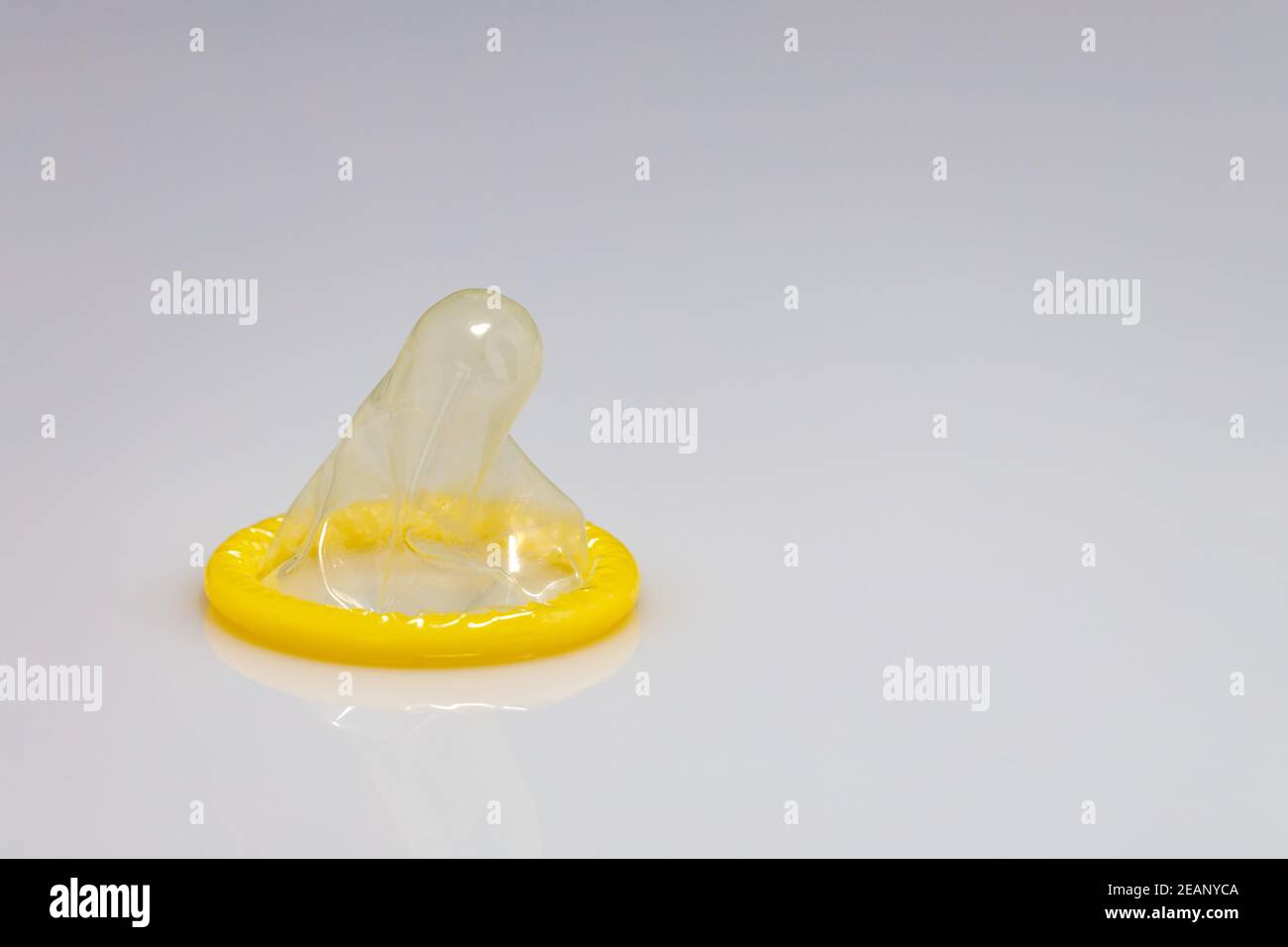 Kondom auf weißem Hintergrund Stockfoto