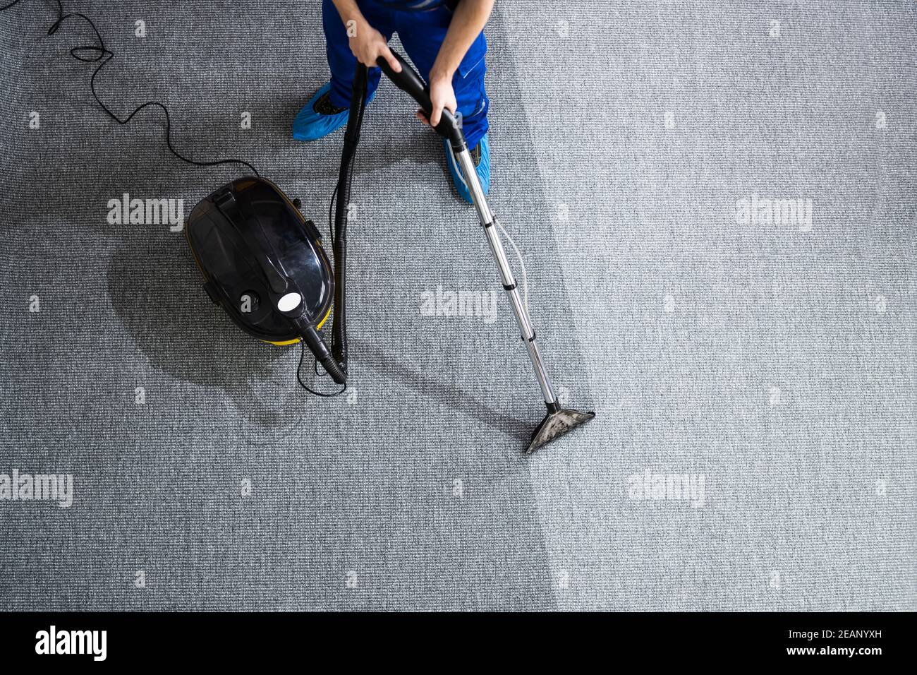 Hausmeister Reinigung Teppich mit Staubsauger Stockfoto