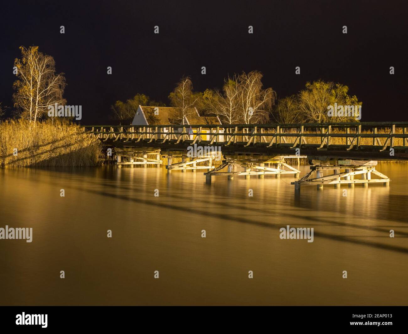 Brücke über den Neusiedlersee im Burgenland bei Nacht Stockfoto