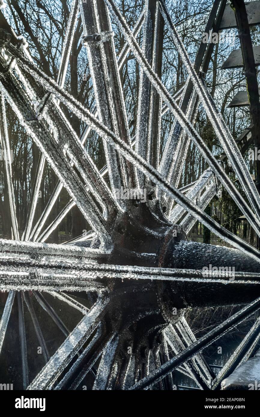 Gefrorenes Eis baut sich auf einem alten Wasserrad an Pains Hill Parkk Cobham Stockfoto