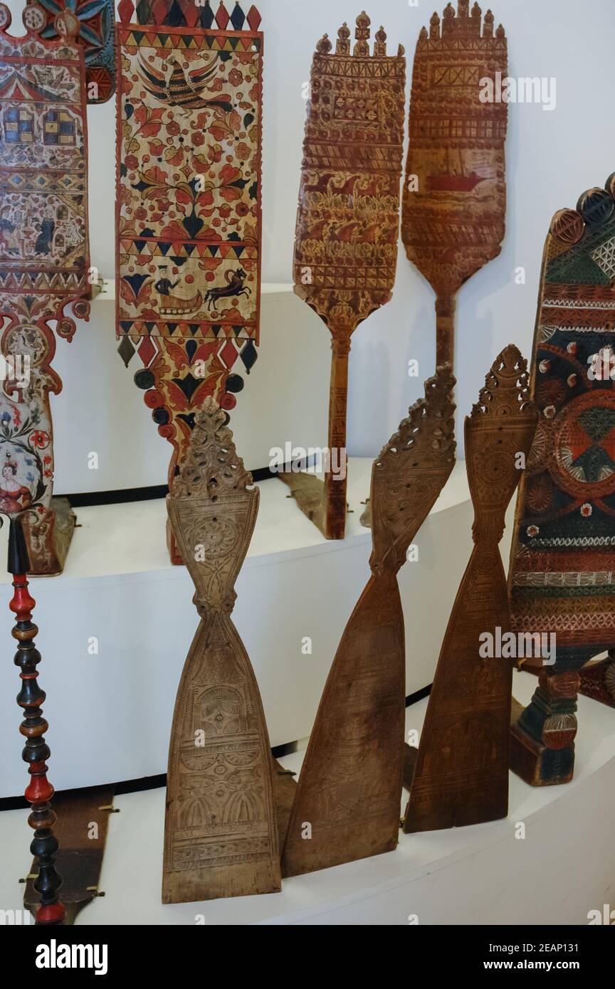 Holzschnitzereien, spinnende volkstümliche russische Ornamente. Stockfoto