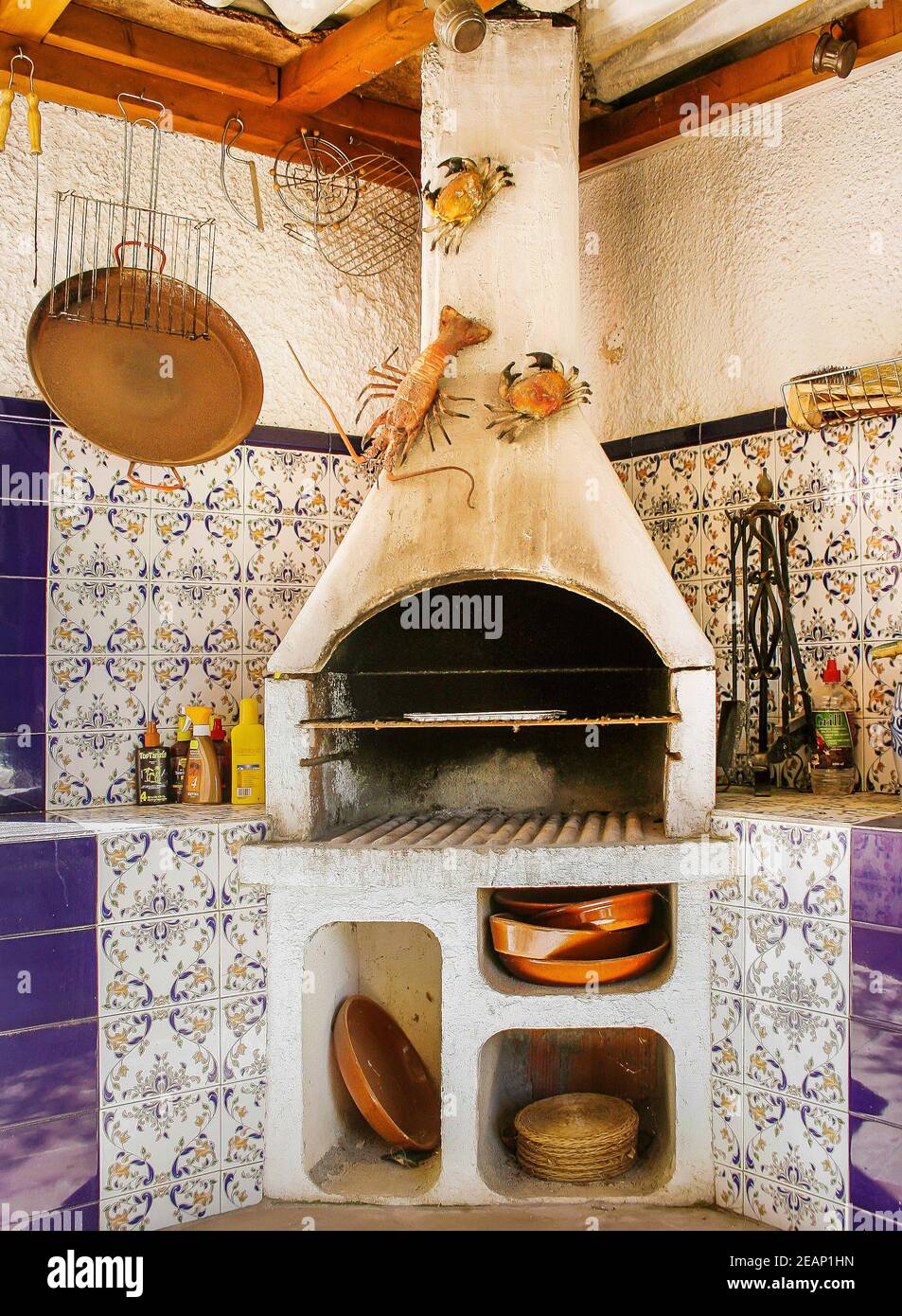 Sommerküche im Freien in einer klassischen spanischen Villa in Moraira, Spanien Stockfoto
