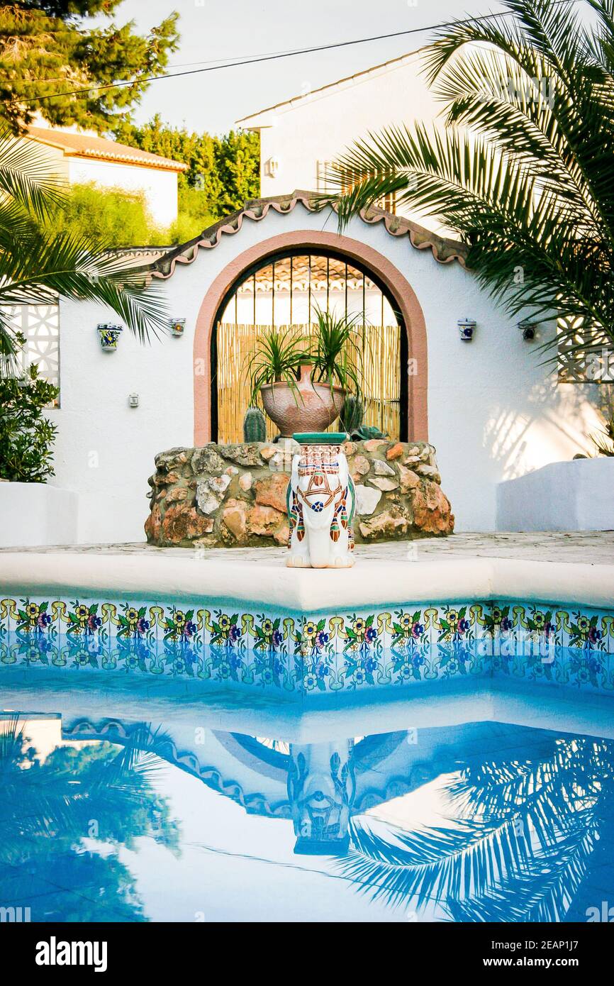 Dekorativer Bogen und Swimmingpool in einer klassischen spanischen Villa in Moraira, Spanien Stockfoto