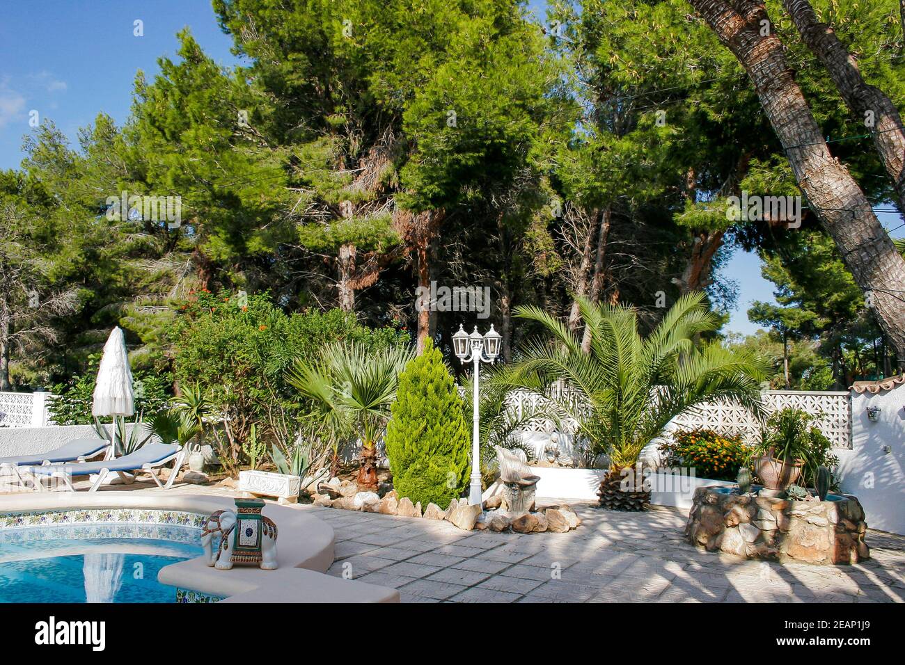 Klassische spanische Villa in Moraira mit Pool in einem mediterranen Garten, Spanien Stockfoto