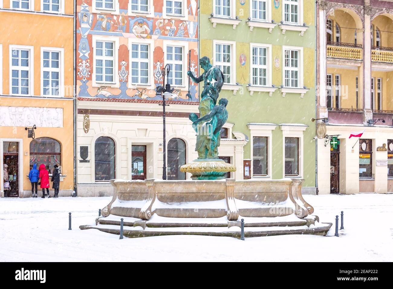 Kaufleute Häuser und Brunnen am Alten Marktplatz in der Altstadt in der verschneiten Wintertag, Posen, Polen Stockfoto