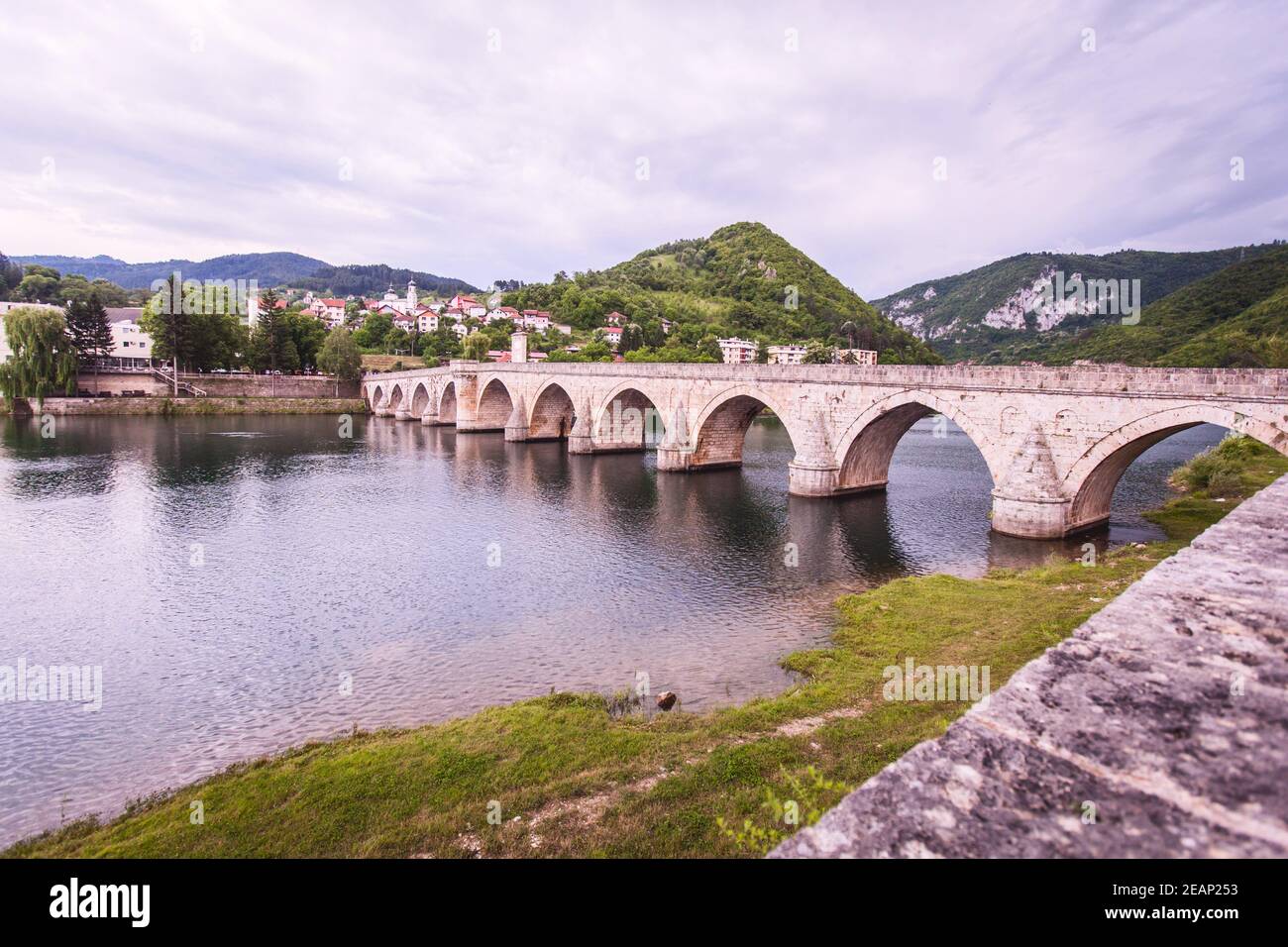 Historische Brücke über den Fluss Drina, berühmte Touristenattraktion, die Mehmed Pasa Sokolovic Brücke in Visegrad, Bosnien und Herzegowina Stockfoto