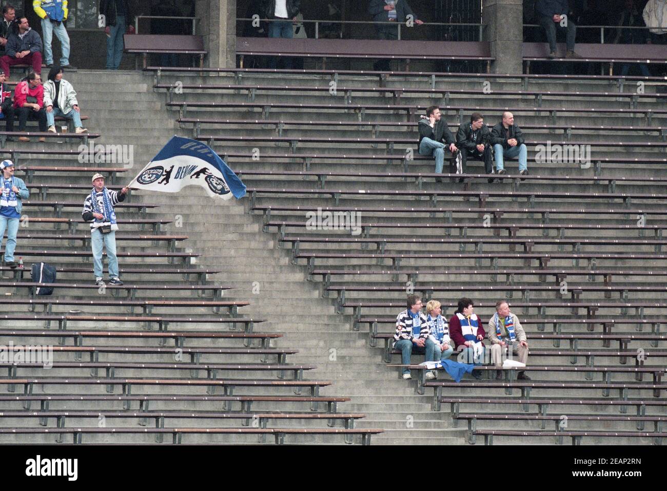 Berlin, Deutschland. 05th Jan, 2021. firo: 28.03.1998 Fuvuball: Fußball: Archivfotos 28.Spieltag 1st Bundesliga-Saison 1997/1998 Hertha BSC Berlin - VfB Stuttgart 3: 0 Hertha-Fans im leeren Fanblock im alten Olympiastadion Quelle: dpa/Alamy Live News Stockfoto