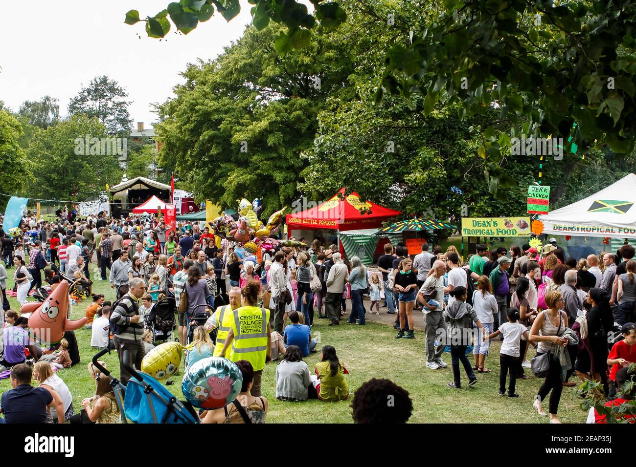 Weite Aufnahme der Menschenmassen beim Underground Festival im Crystal Palace, South London Stockfoto