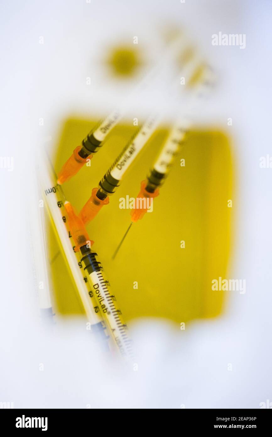 Medizinische Mitglieder des Ambroise Pare Krankenhauses erhalten den Astra Zeneca Vaccin. Impfstoffe von AstraZeneca sind in der EU nur für Personen unter 65 Jahren zugelassen. Paris, Frankreich am 10. Februar 2021. Foto von Nathan LaineABACAPRESS.COM Stockfoto