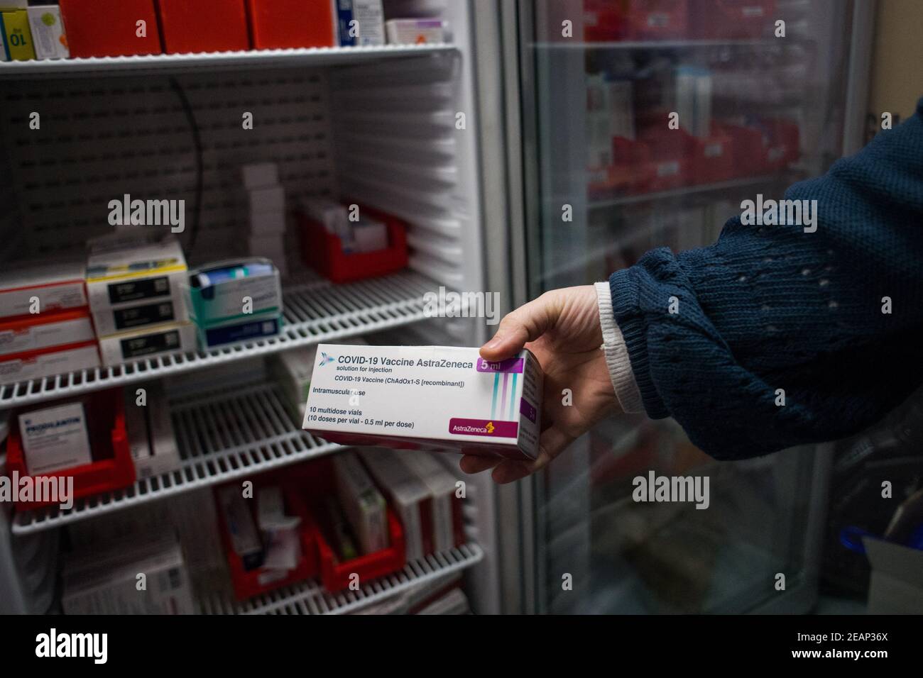 Medizinische Mitglieder des Ambroise Pare Krankenhauses erhalten den Astra Zeneca Vaccin. Impfstoffe von AstraZeneca sind in der EU nur für Personen unter 65 Jahren zugelassen. Paris, Frankreich am 10. Februar 2021. Foto von Nathan LaineABACAPRESS.COM Stockfoto