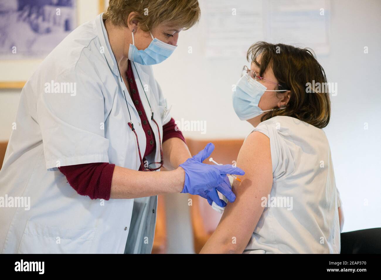 Medizinische Mitglieder des Ambroise Pare Krankenhauses erhalten den Astra Zeneca Vaccin. Impfstoffe von AstraZeneca sind in der EU nur für Personen unter 65 Jahren zugelassen. Paris, Frankreich am 10. Februar 2021. Foto von Nathan LaineABACAPRESS.COM Stockfoto