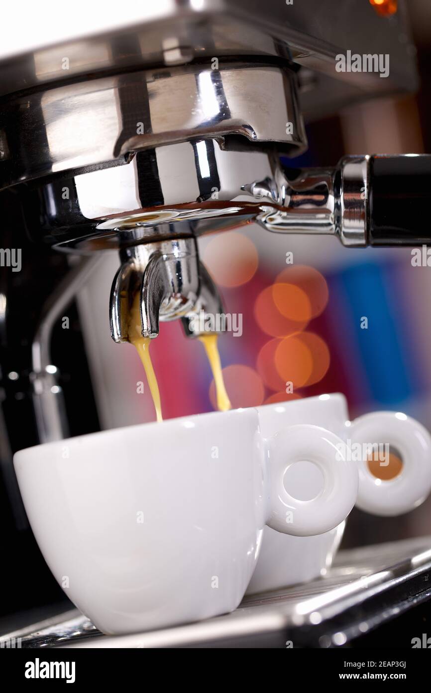 Nahaufnahme der Espressomaschine, die zwei Tassen füllt Stockfoto