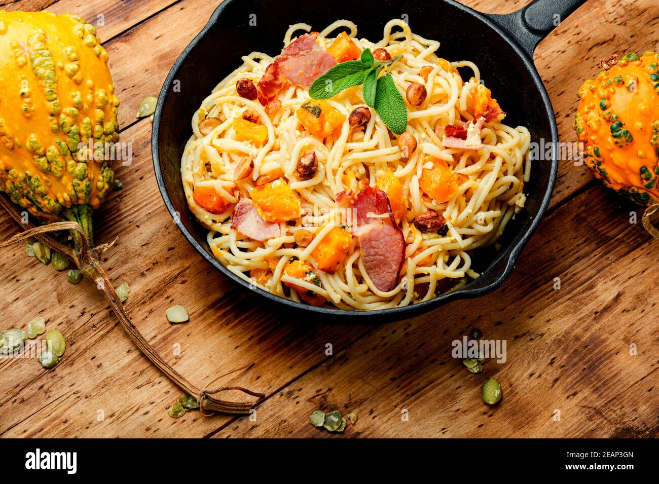 Pasta mit Kürbis und Speck Stockfoto
