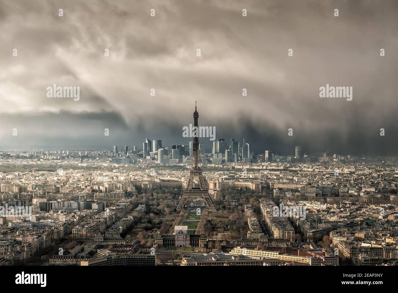 Skyline von Paris mit Eiffelturm mit Schneesturm Stockfoto