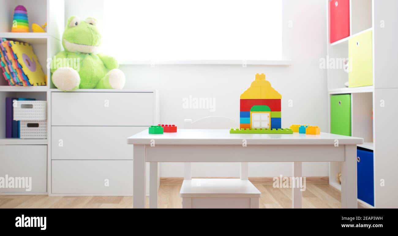 Bunte Kinder Zimmer mit weißen Wänden und Möbeln Stockfoto