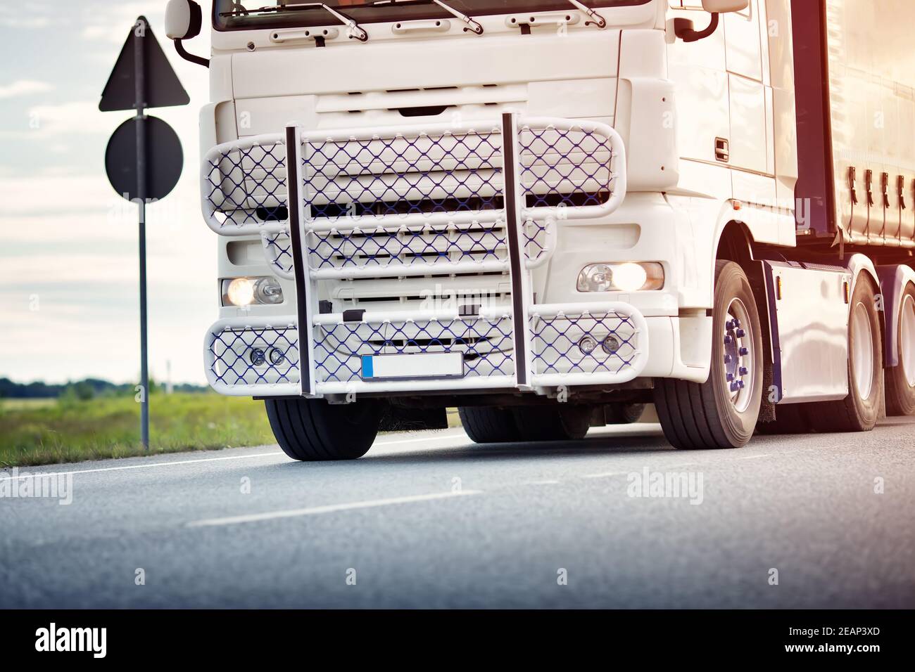 LKW auf sonnigen Abend Stockfoto