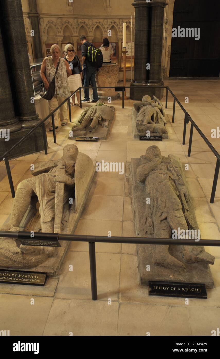 Grabstatuen von Rittern, Innenraum der Temple Church (St Marys), London, England, Großbritannien Stockfoto