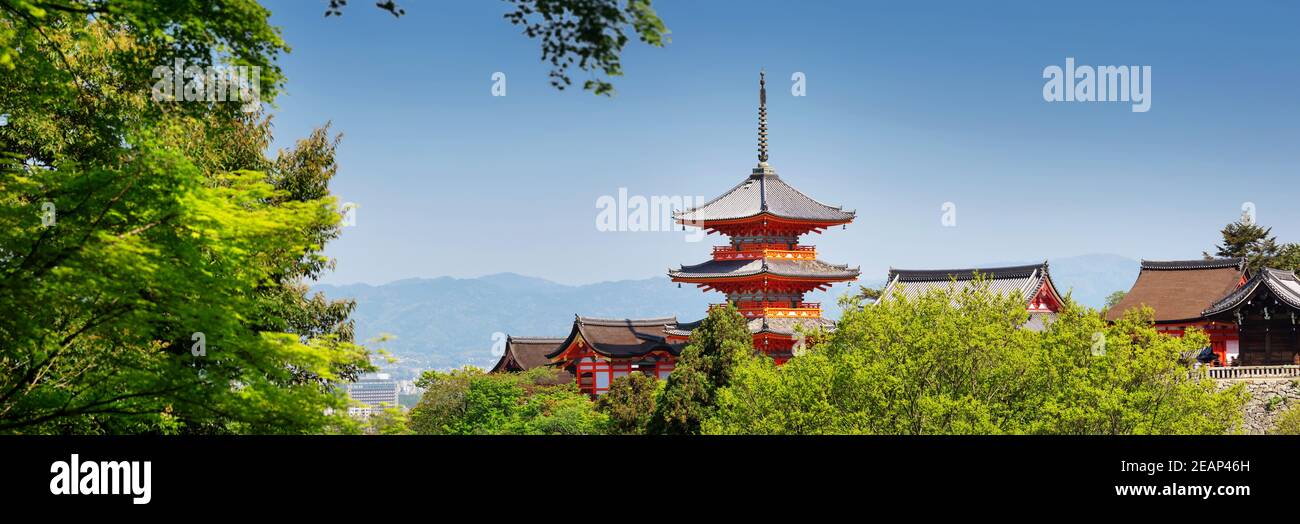 Blick auf Kiyomizu-dera Tempel Komplex mit Pagode in Kyoto, Japan Stockfoto