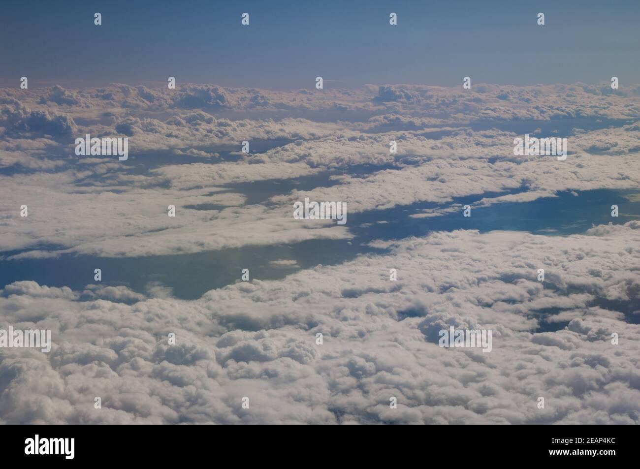 Wolkenansicht aus einem Flugzeug auf das türkische Territorium. Stockfoto