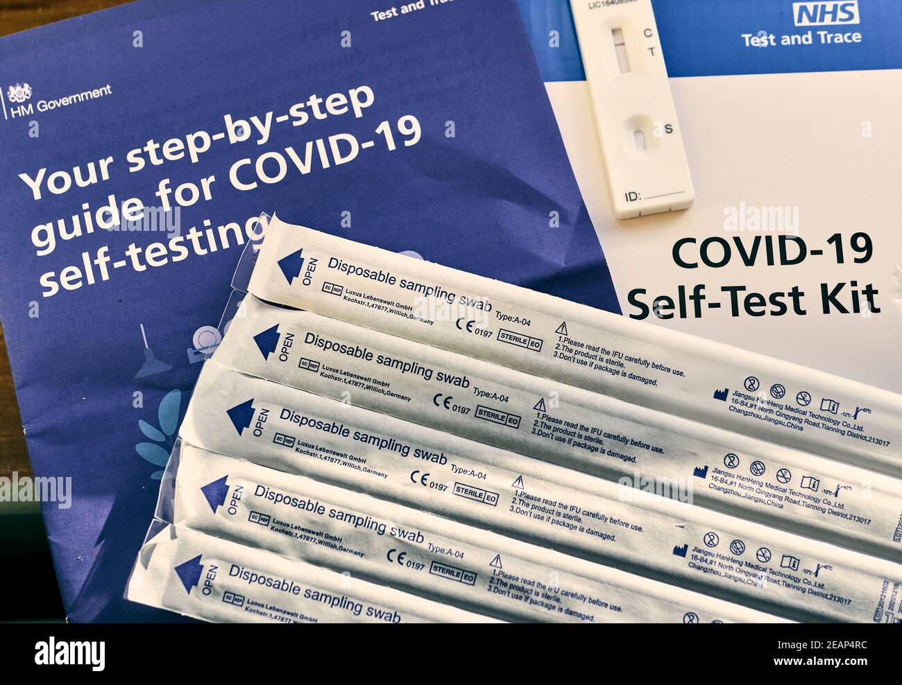 NHS Test and Trace Covid-19 Home Test Kit für Coronavirus mit Tupfer, London, England - 10. Februar 2021. Stockfoto