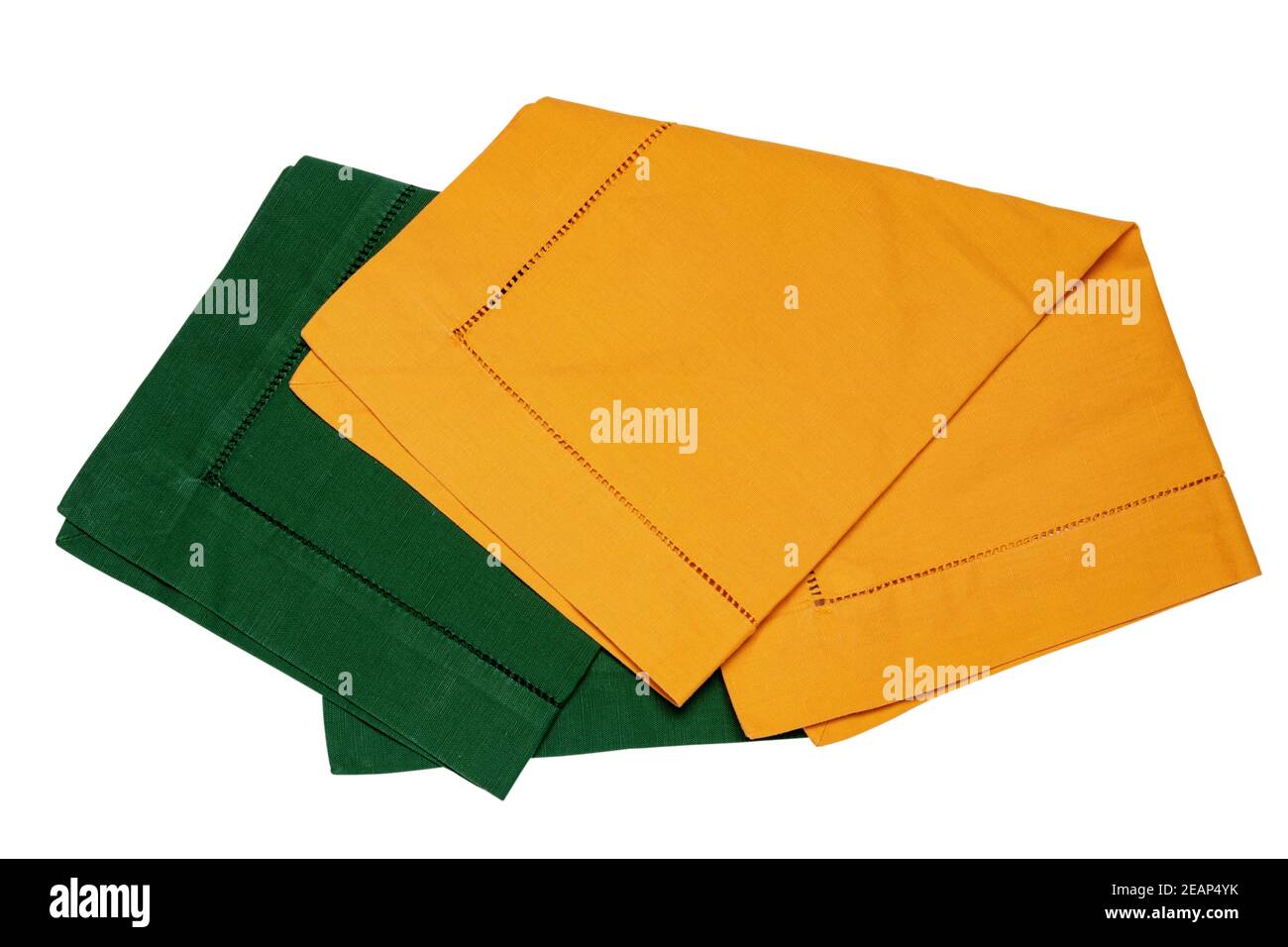 Nahaufnahme einer grünen und einer gelben Serviette oder Tischdecke auf weißem Hintergrund isoliert. Küchenzubehör. Stockfoto