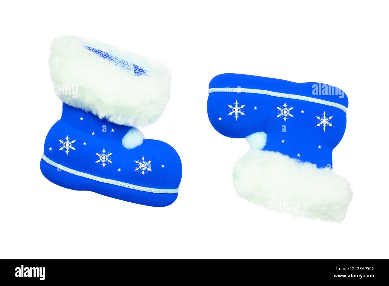 Weihnachtsschmuck. Ein Paar blaue Weihnachtsstiefel oder Weihnachtsmann Stiefel mit weißen Sternornamenten isoliert auf weißem Hintergrund. Stockfoto