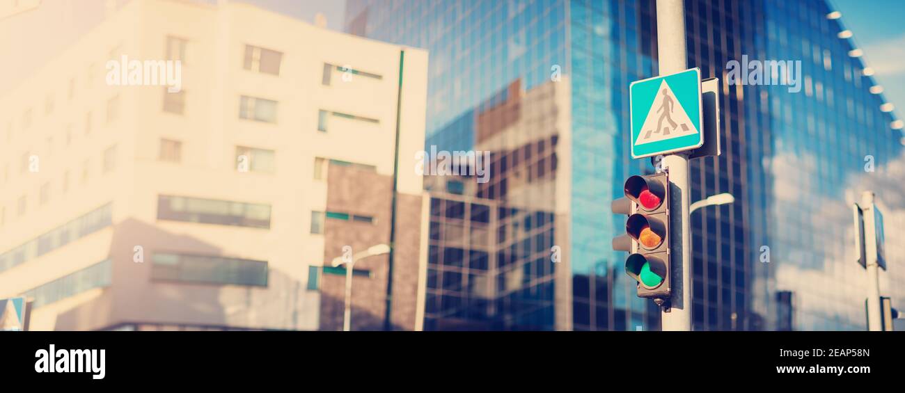 Ampel im Freien in den frühen Morgenstunden Stockfoto