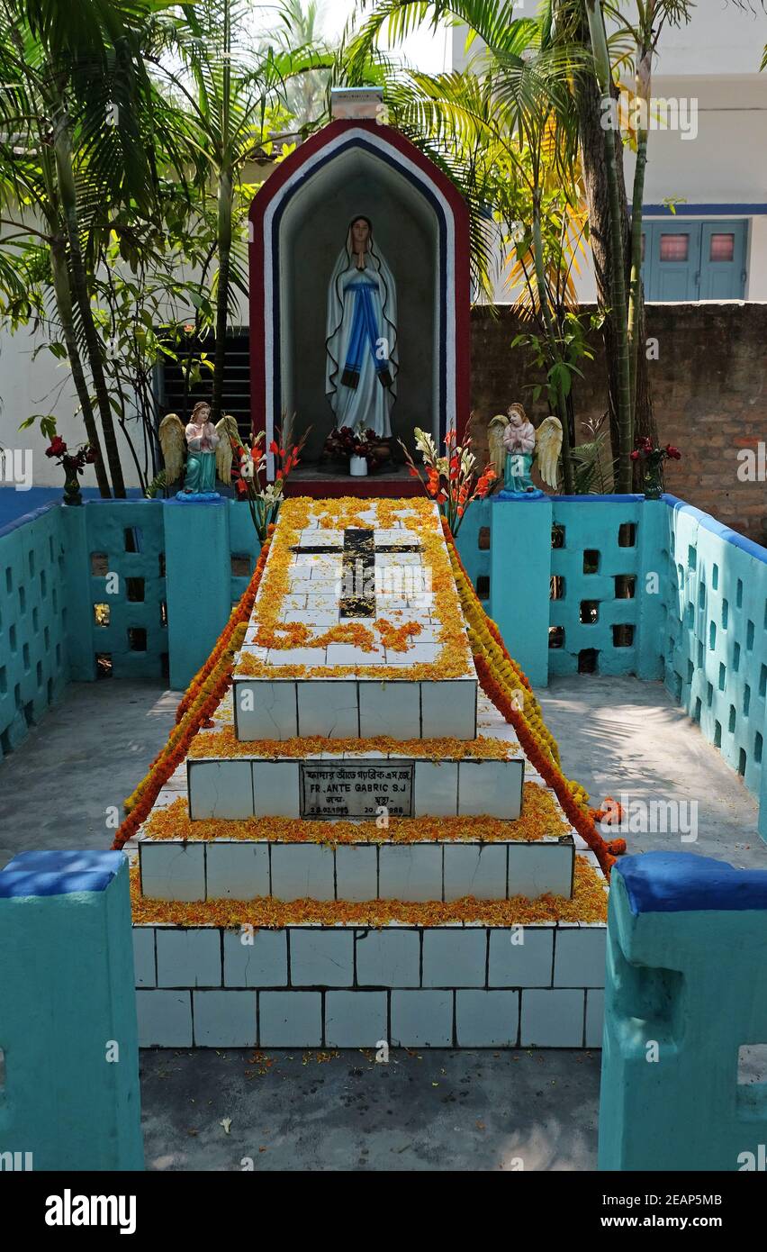 Das Grab eines kroatischen Missionars, des jesuitischen Vaters Ante Gabric, wurde anlässlich seines 105. Geburtstags in Kumrokhali, Westbengalen, Indien, dekoriert Stockfoto