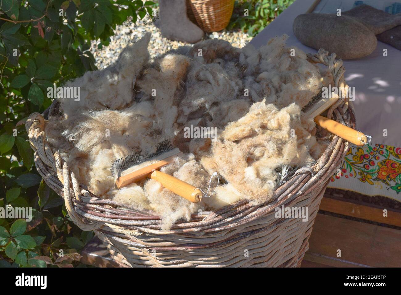 Die Wolle im Korb Stockfoto