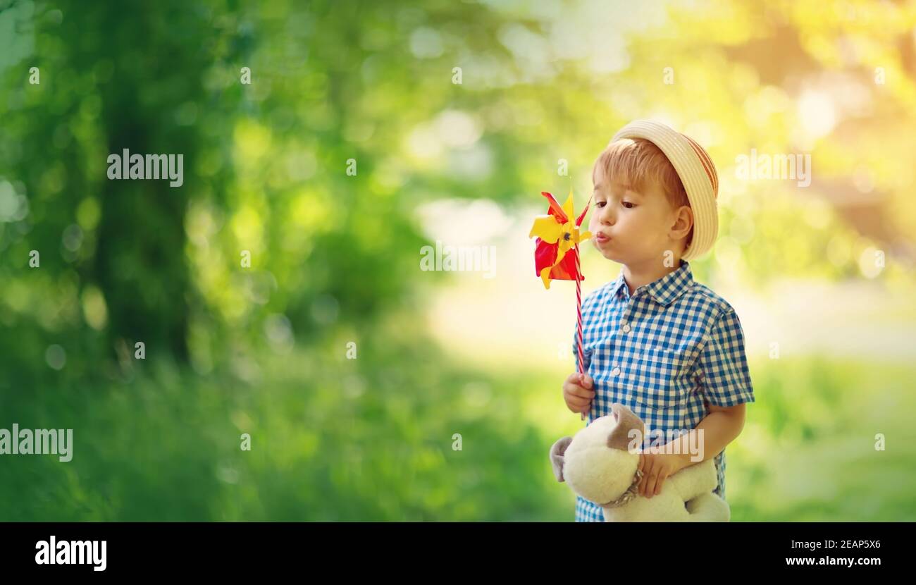 Baby Junge im Gras auf der fieald mit Mühle Stockfoto