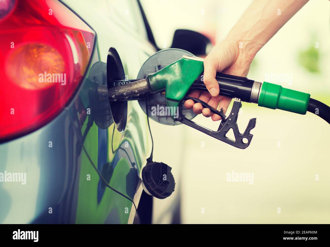 Man pumpt Benzin Kraftstoff im Auto an Tankstelle Stockfoto